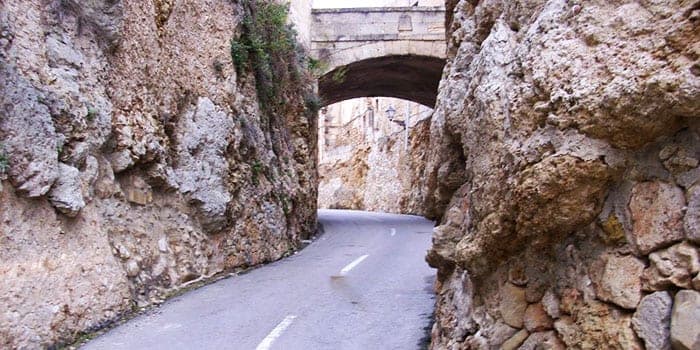 Ruhige Nebenstraße durch ein Felstor, Radweg auf Mallorca