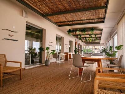 Lounge des Boutiquehotels Llaut mit Blick in den Garten