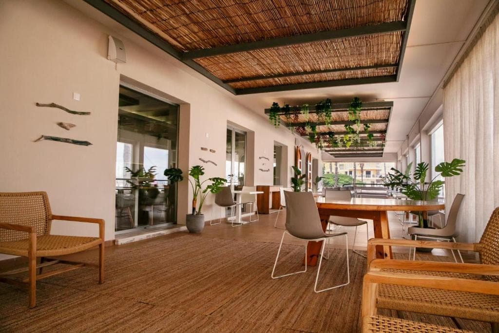 Lounge des Boutiquehotels Llaut mit Blick in den Garten