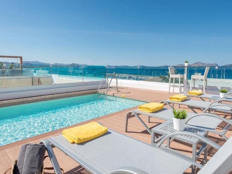 Dachterrasse mit Pool im Boutiquehotel Llaut, Blick aufs Meer