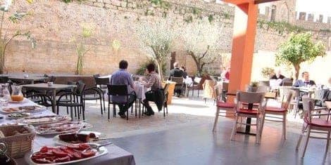 Restaurantterrasse unter Bäumen, Abendessen auf der PetitHotel-Tour