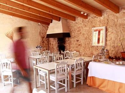 Frühstücksraum mit Holzbalken im Petit Hotel Algaida