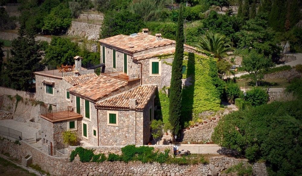 Steinerne Finca mit Zypressen und Garten bei Petra
