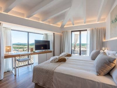 Zimmer im Ynaira Hotel mit Blick über die Felder von Ariany