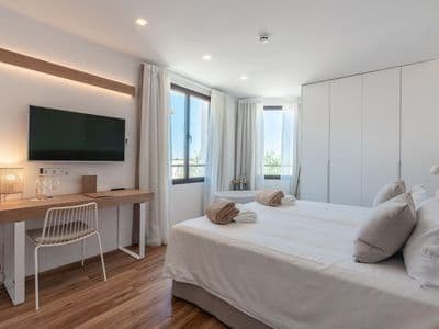Doppelzimmer mit Schreibtisch im Ynaira Hotel