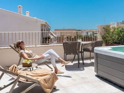Private Terrasse mit Whirlpool im Ynaira Hotel, Ariany
