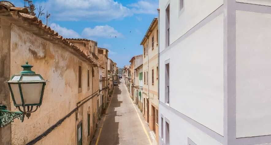 Gasse in Artà mit Laterne, auf dem Weg zur Casa Santa Fe