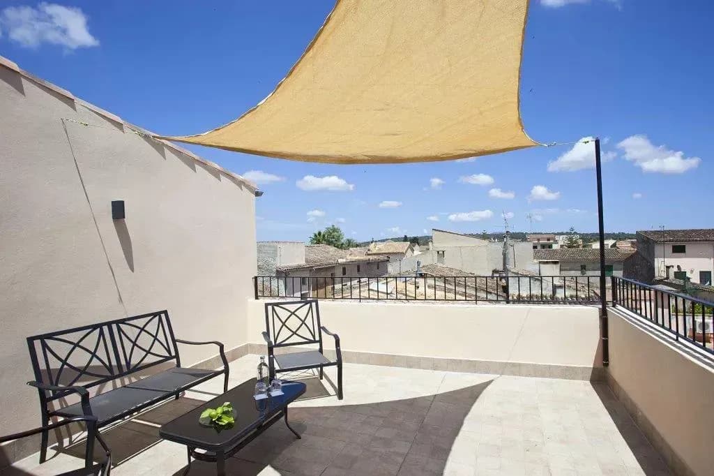 Dachterrasse des Casal de Petra mit Sonnensegel und Blick über die Dächer von Petra