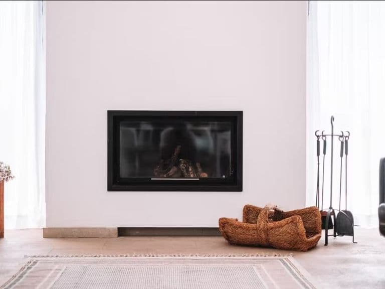 Wohnzimmer mit Kamin im Mater Ariany