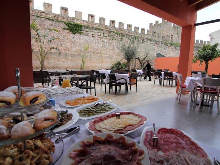 Alcúdia auf Mallorca mit dem Rad: Frühstück auf der Terrasse des Petit Hotels an der Stadtmauer