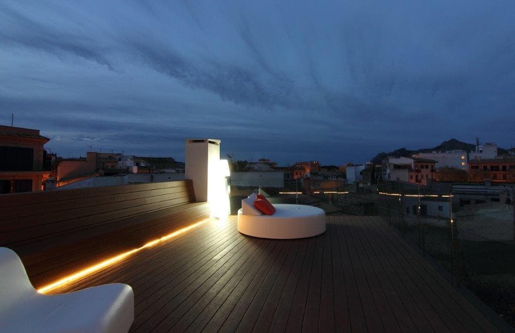Dachterrasse in Alcúdia im Abendlicht