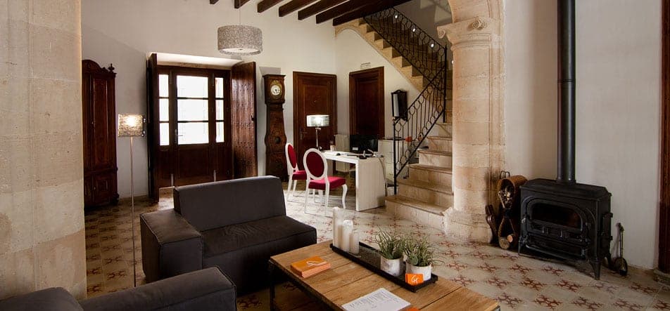 Salon mit Kamin im Petit Hotel Algaida