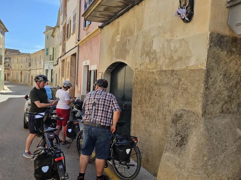 Alcudia Mallorca cycling holiday: group in the old town on the PetitHotel Tour