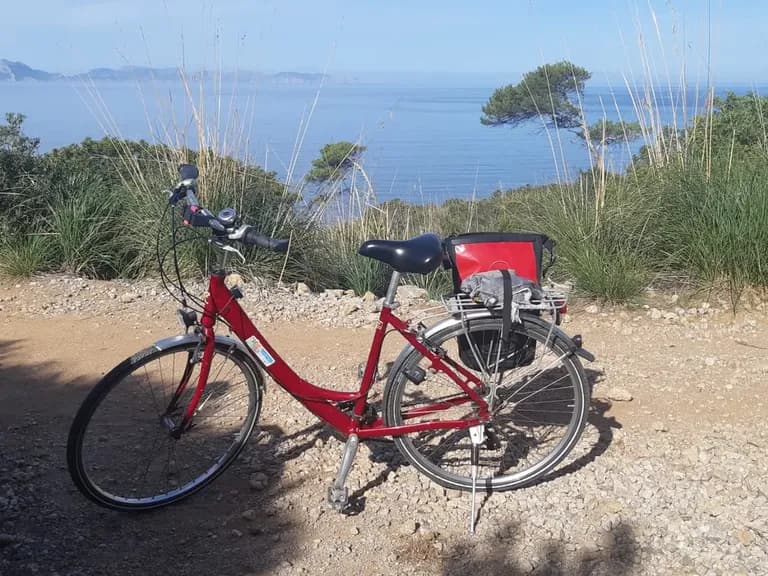 Cala Sant Vicenc Mallorca: bay with a bike on the PetitHotel Tour