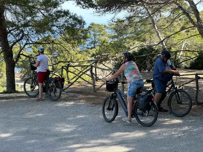 Mallorca cycling holiday with luggage transfer: bike stop on the Cala Sant Vicenc coastal path