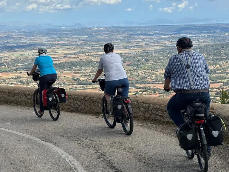 Mallorca cycling holiday with luggage transfer: cyclists between Sant Salvador and Algaida on the PetitHotel Tour