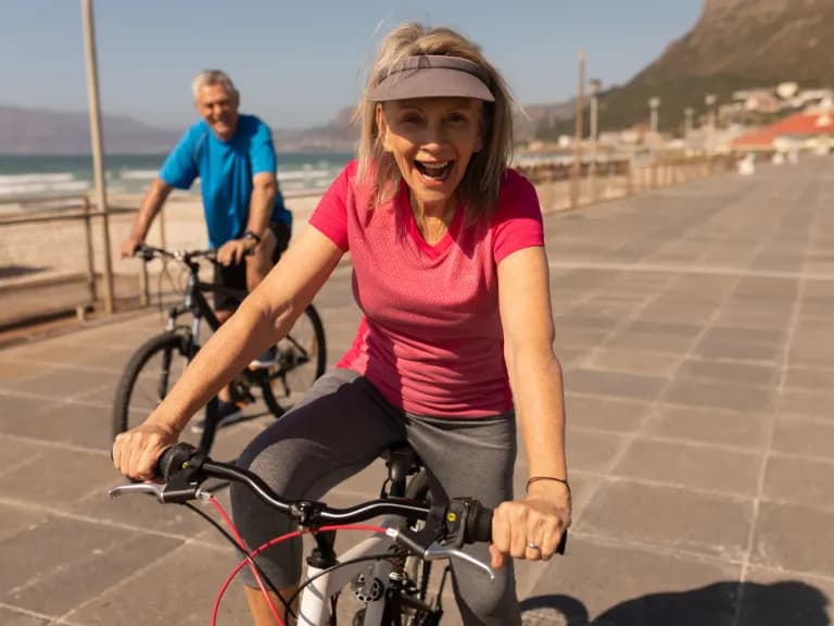 Paar auf Trekkingrädern an der Strandpromenade