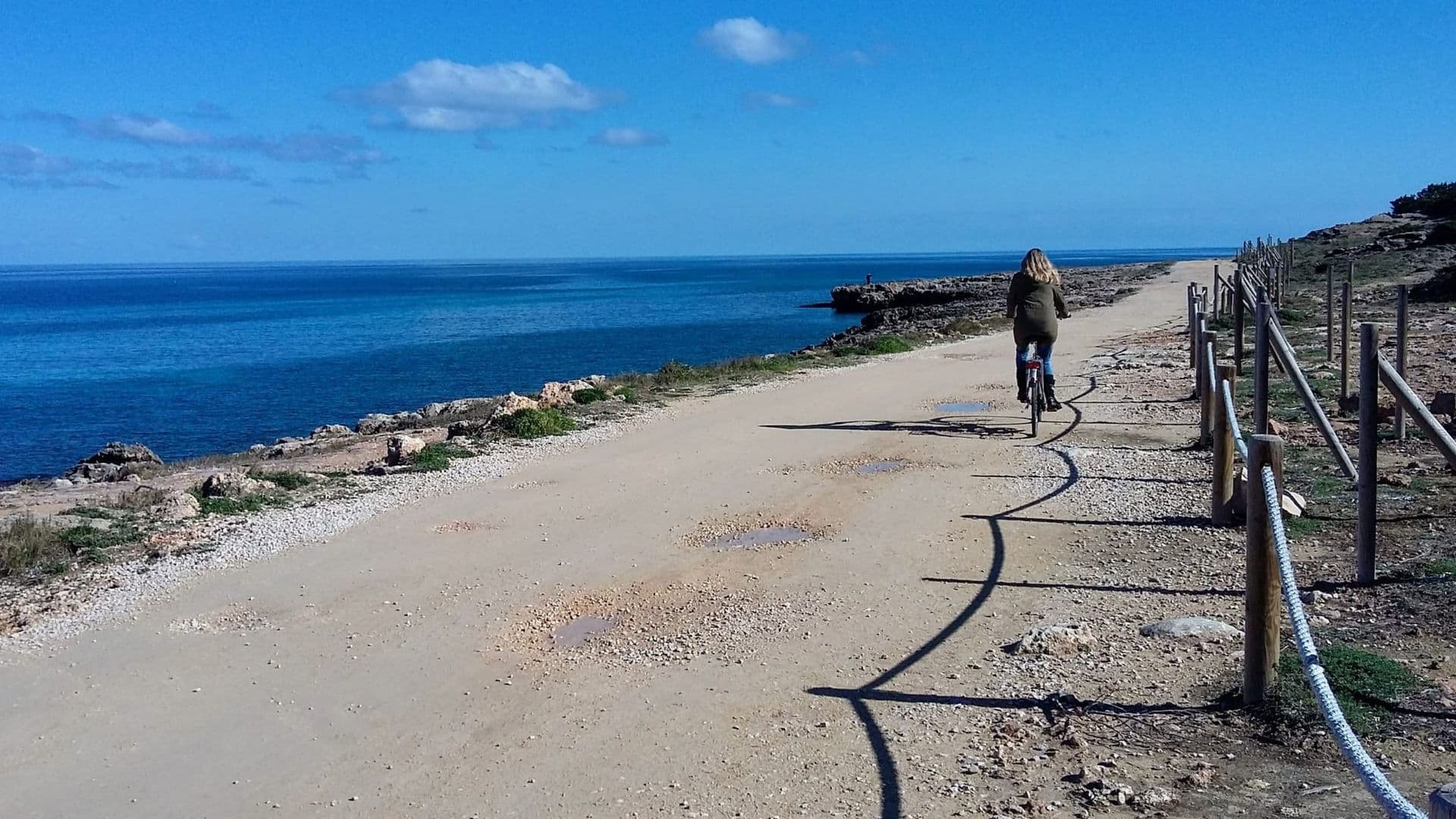 Küstenweg zum Cap des Pinar, Radfahrer am Meer entlang