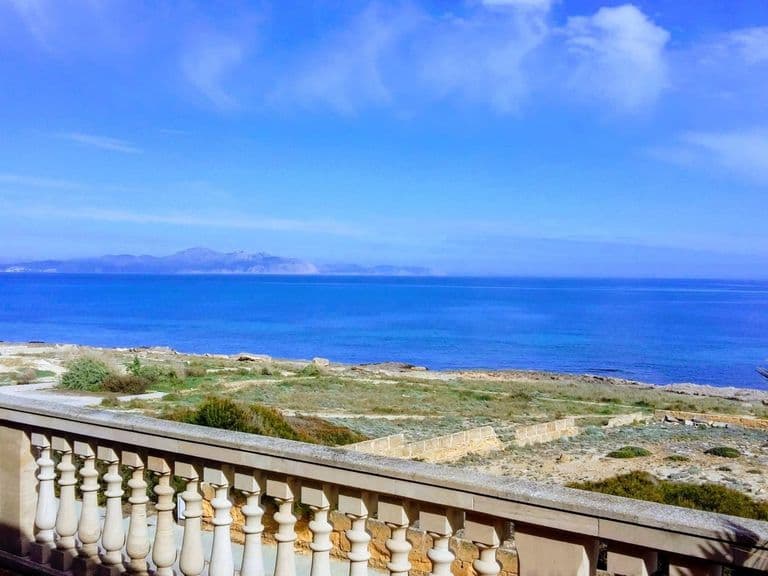 Blick von einer Terrasse über das Meer bei Porto Cristo