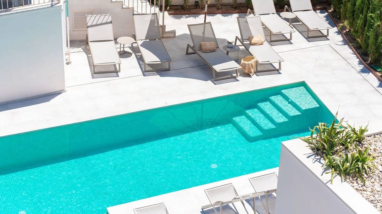 Dachterrasse mit Pool im Ynaira Hotel, Ariany