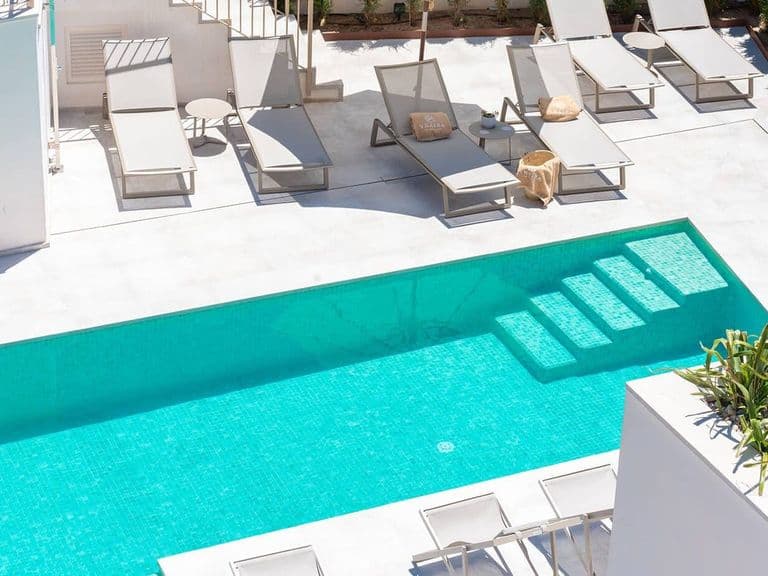Ariany auf Mallorca mit dem Rad: Dachterrasse mit Pool im Ynaira Hotel