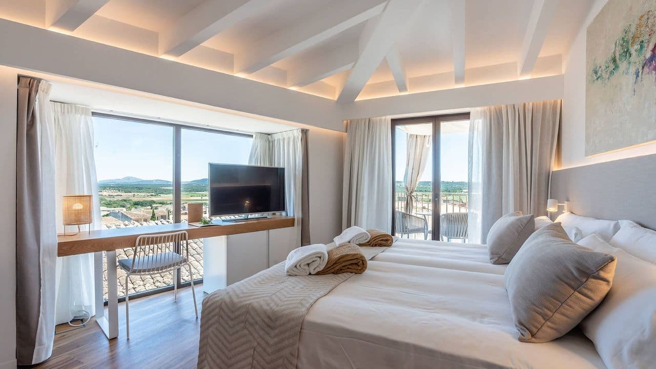 Finca auf Mallorca für 2 Personen: Zimmer im Ynaira Hotel mit Blick über die Felder von Ariany
